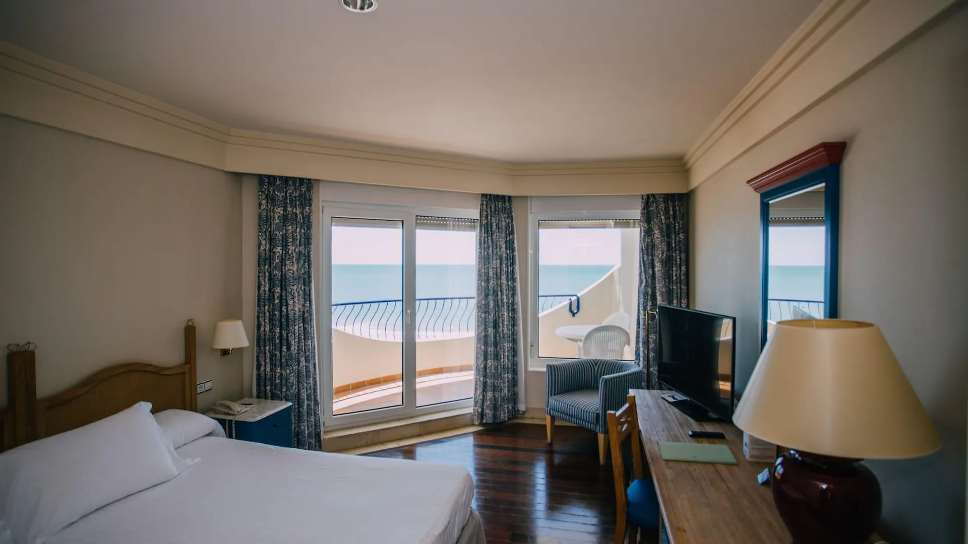 Hotel Playa Victoria Cadiz 4*,